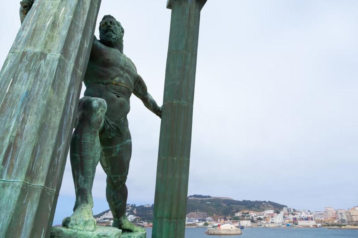 Imagen de uno de los Hércules de Ginés Serrán en Ceuta.