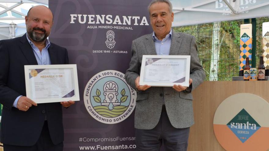 El presidente de Fuensanta, José Luis Fernández Martín-Caro, y José Miguel Fernández, socio de la compañía, con los premios de Santa.