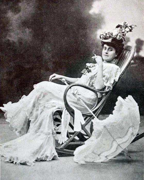 Rosario Pino, con uno de los elegantes vestidos que le dieron fama, en esta ocasión en la comedia ‘Safo’.