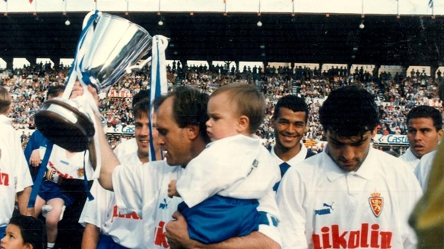 Pardeza, con su hijo Dani en brazos, junto a la Recopa y sus compañeros en La Romareda en el partido tras conquistar el título.