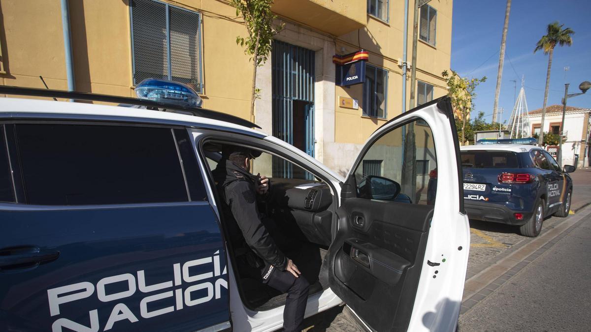 Cohces de la policía nacional, ante la comisaría del Port de Sagunt.