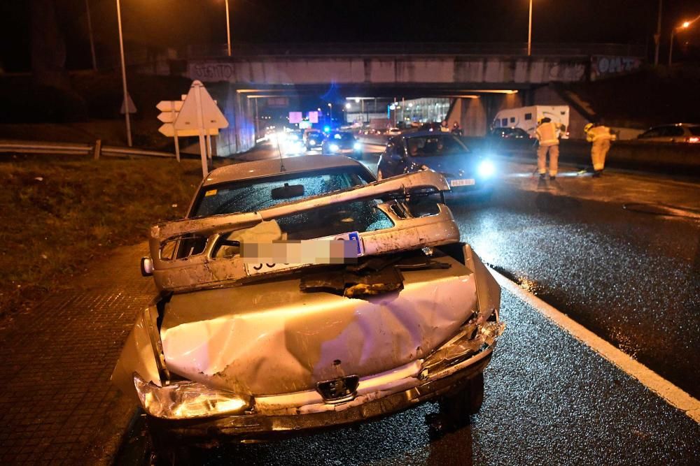 Un accidente en Alfonso Molina, a la altura de Santa Gema, en dirección a la ciudad, causó retenciones hasta el puente de A Pasaxe.