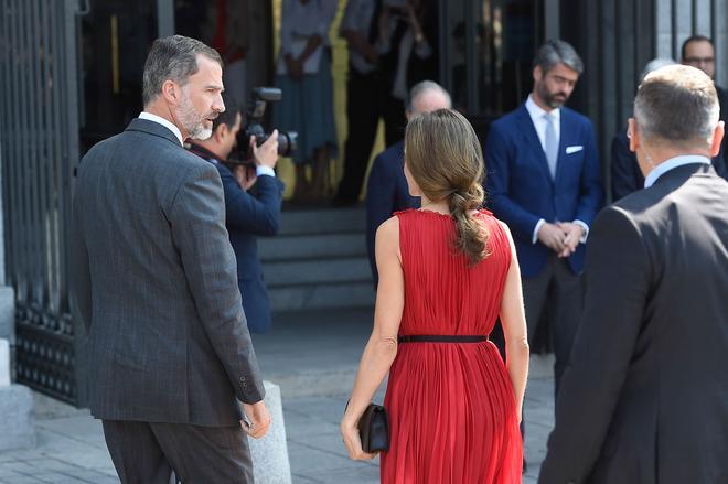 Letizia Ortiz y su original recogido en Madrid con vestido de Carolina Herrera