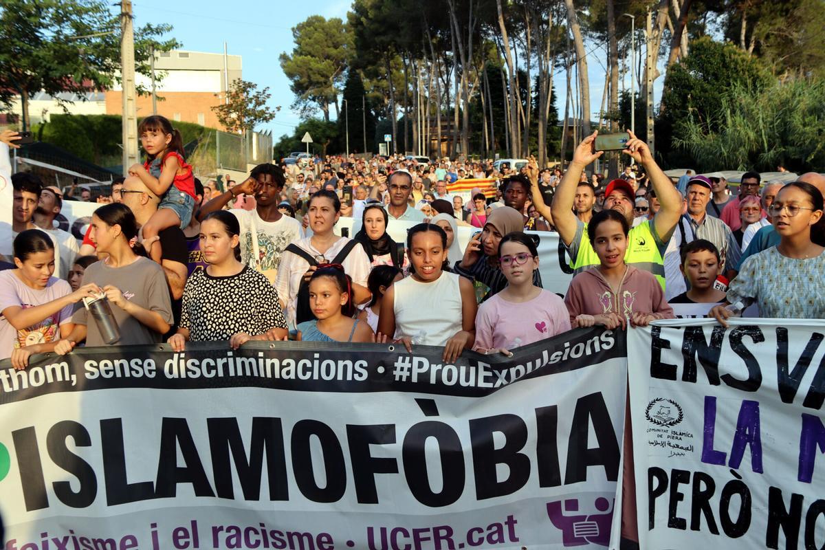 Unas 500 personas participan en una manifestación para condenar el incendio que calcinó el centro islámico del municipio