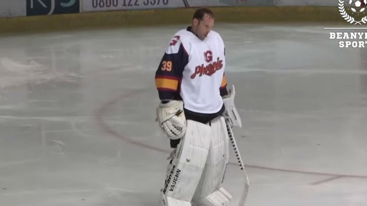 Así se luce Petr Cech como portero de hockey hielo