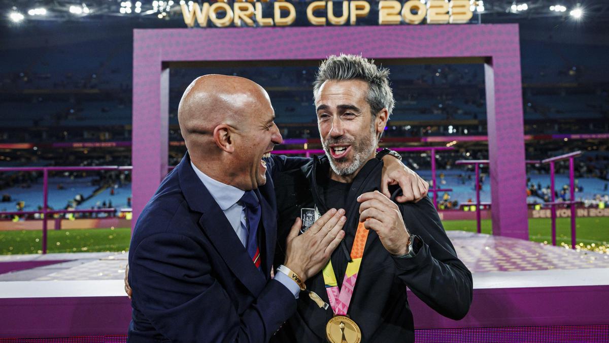 Luis Rubiales y Jorge Vilda se ríen tras la consecución del Mundial.