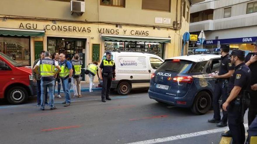 Varios policías ayer en la calle donde se produjo el apuñalamiento.