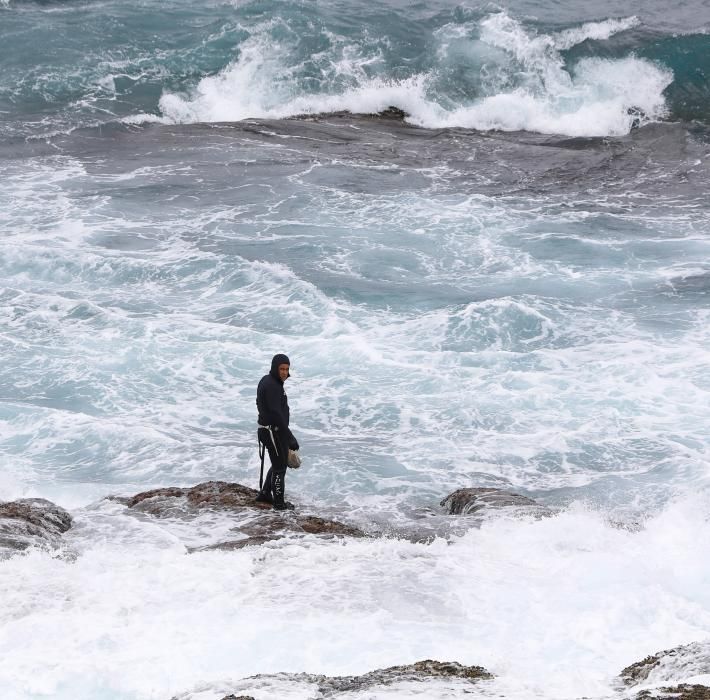 Percebeiros trabajando en la costa de Baiona, pese a los efectos de "Miguel"