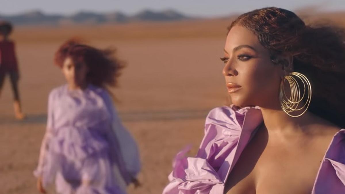 Beyoncé, junto a Blue Ivy, en el videoclip de 'Spirit', la BSO del 'remake' de Disney