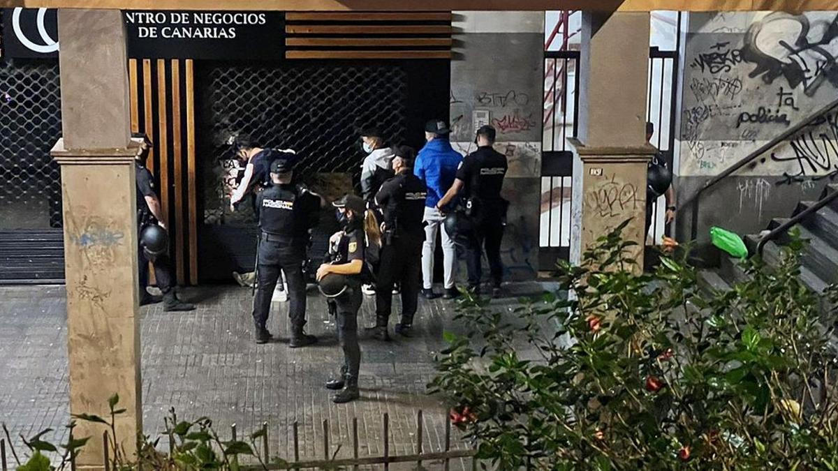 Agentes de policía en un control de seguridad en el cuadrilátero de La Laguna.
