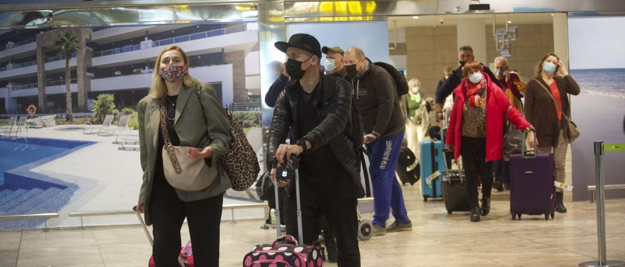 Pasajeros británicos camino del vestíbulo del aeropuerto tras aterrizar ayer procedentes de un vuelo de Londres. | PILAR CORTÉS