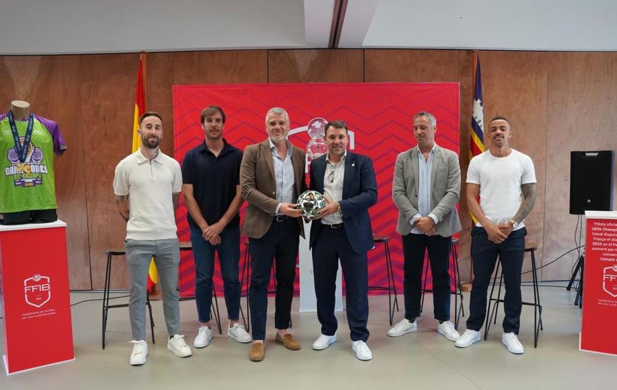 El Palma Futsal junto al presidente de la FFIB, Jordi Horrach.