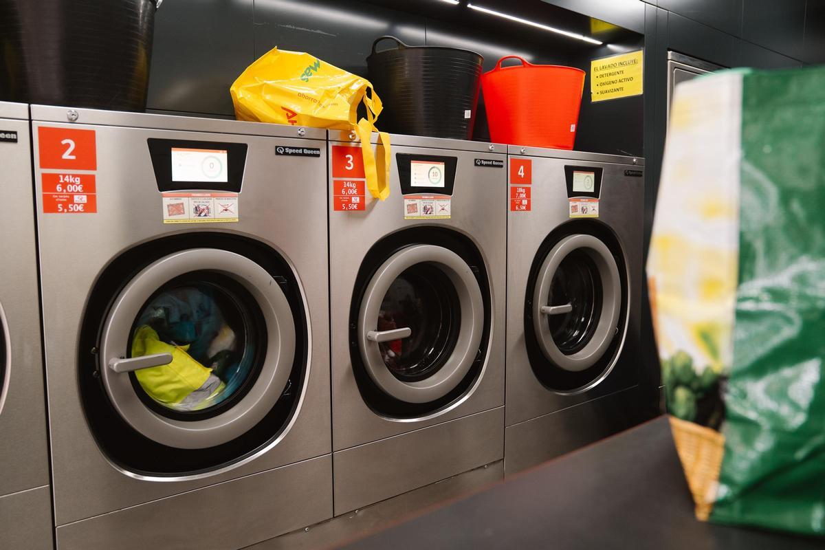 Las lavanderías autoservicio de Madrid hacen su "agosto" por las lluvias interminables