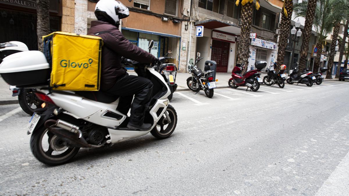 Un repartidor de Glovo, una de las múltiples plataformas digitales que ofrecen sus servicios actualmente.