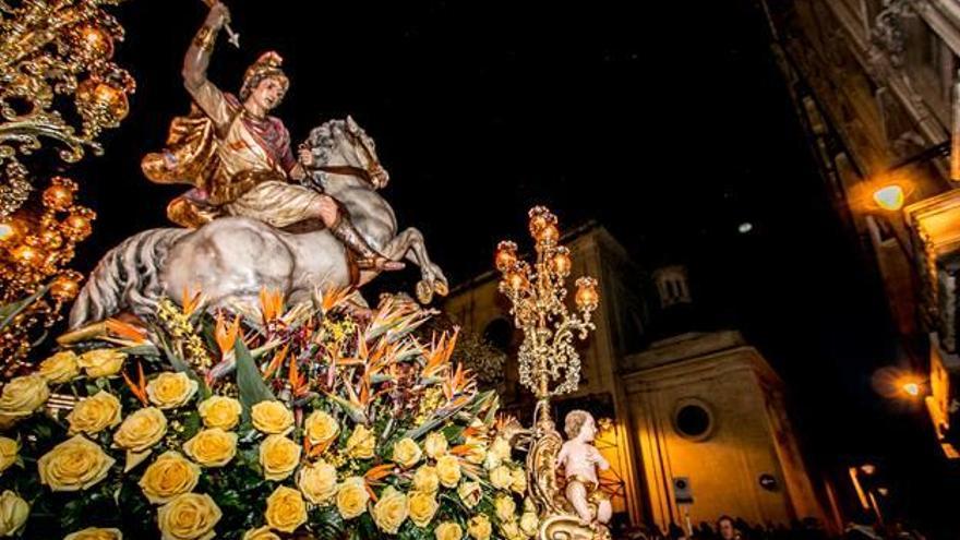 La imagen ecuestre del patrón San Jorge a su paso por delante de la iglesia de San Mauro en su recorrido por las calles del centro de la ciudad.