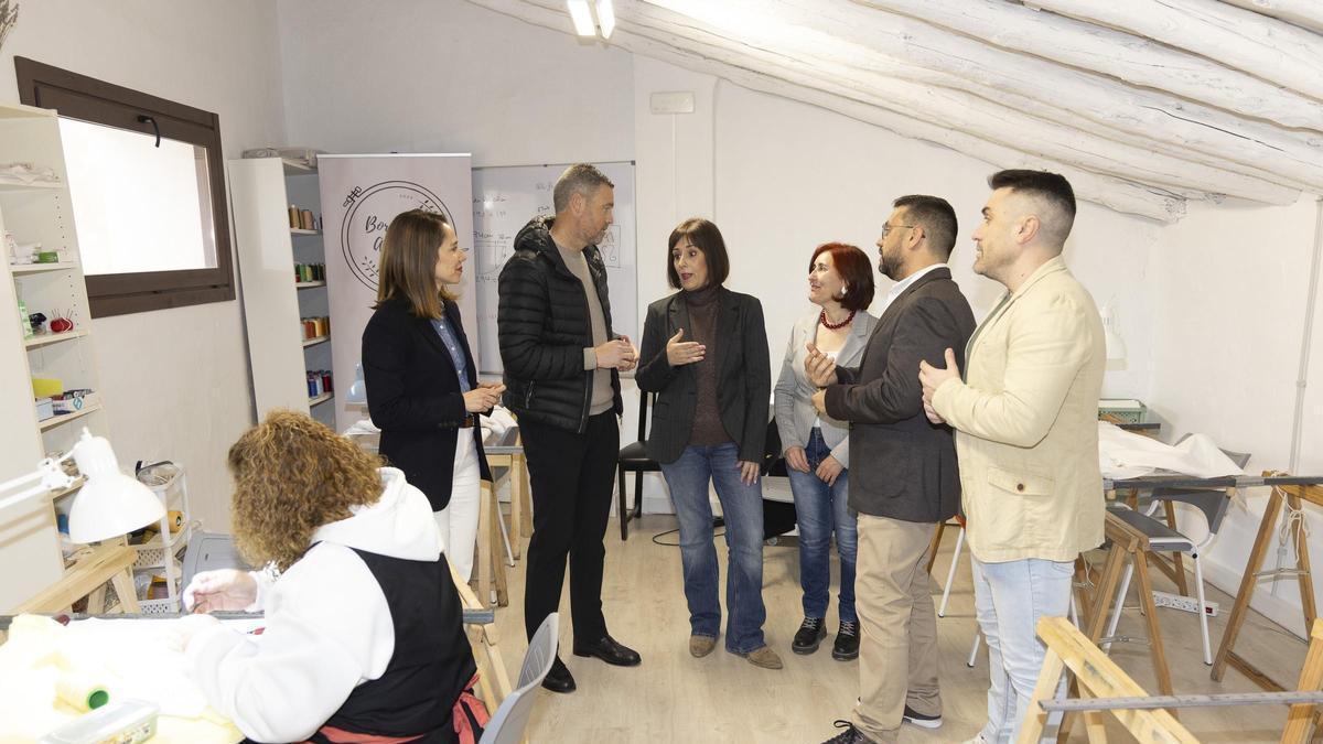 Caravaca impulsa un programa de empleo de bordado para preservar este oficio tradicional y fomentar el relevo generacional