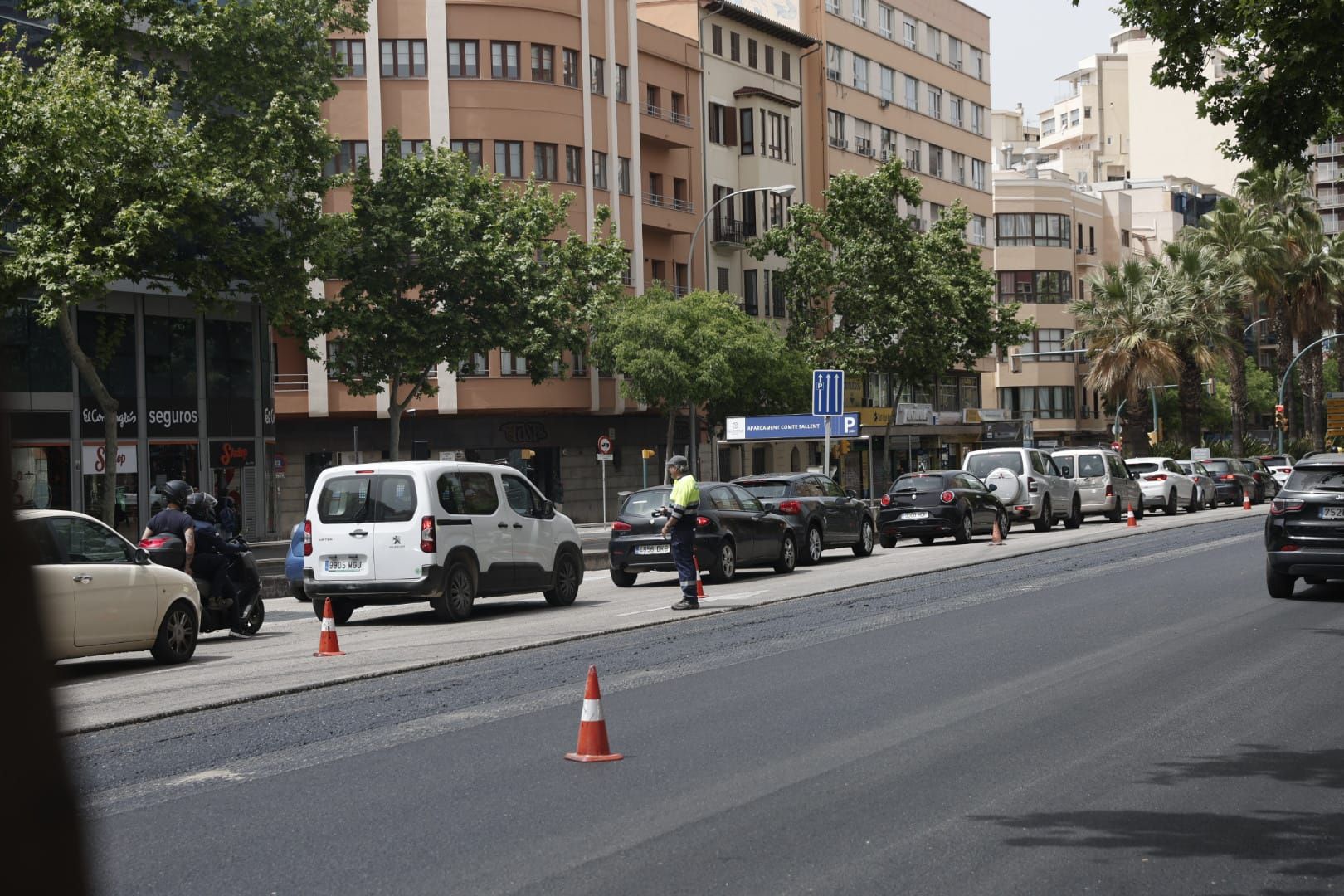 Atasco en las Avenidas de Palma por el reasfaltado