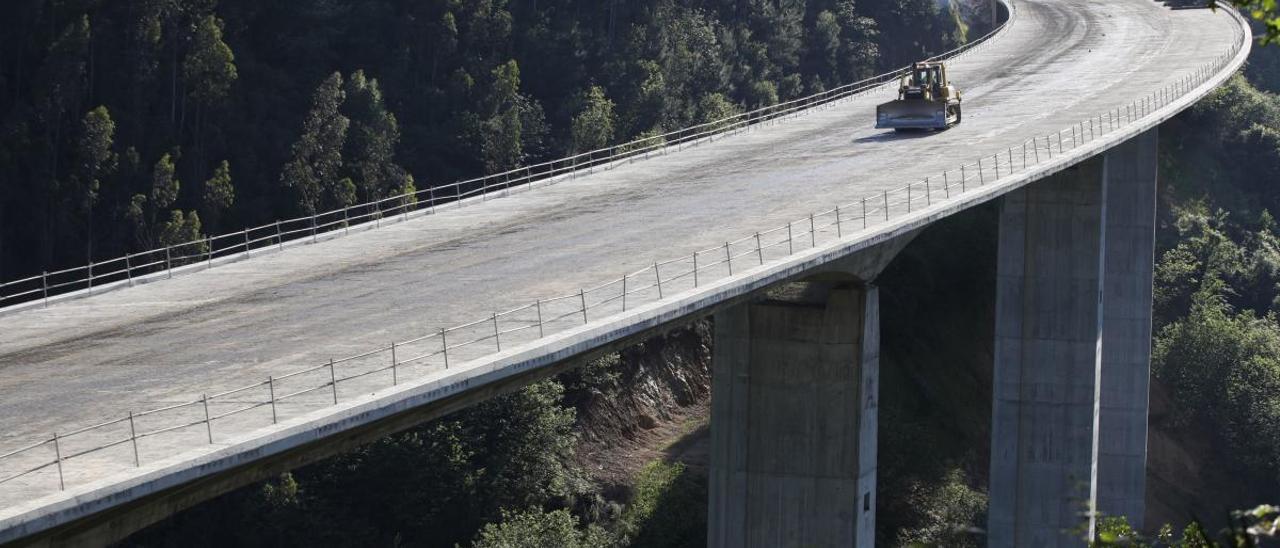 Obras de la autovía del Suroccidente en su tramo entre Cornellana y Salas. | ÁNGEL GONZÁLEZ