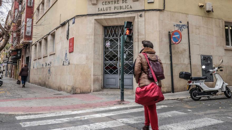 Acceso al centro de Salud Pública en Alcoy.