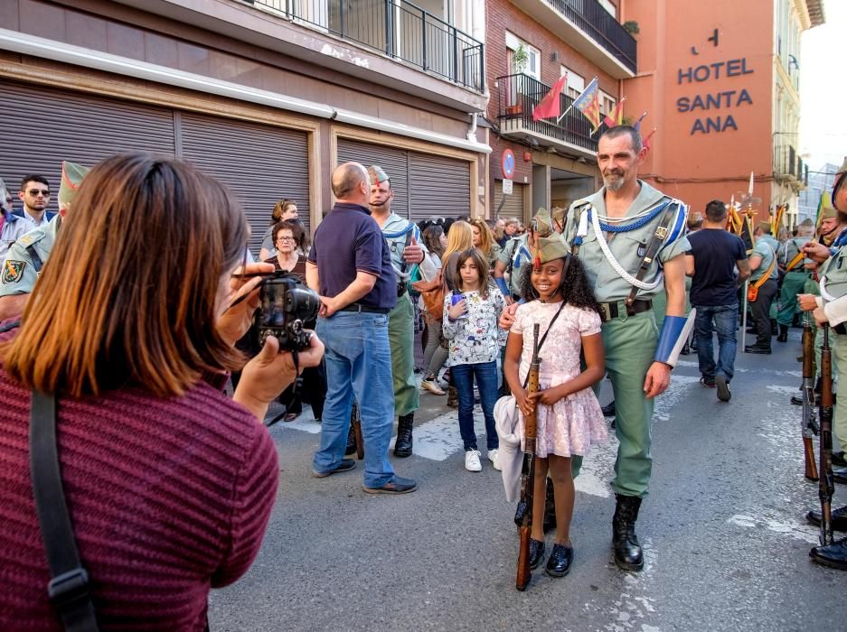 Multitud de público arropó la procesión organizada por la Hermandad del Calvario de Elda, en la que sesenta exlegionarios portaron a hombros el trono.