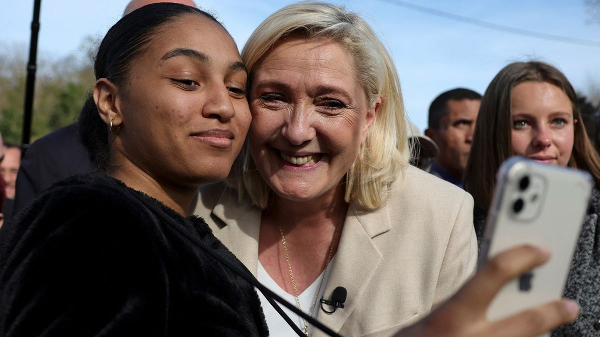 La candidata francesa Marine Le Pen, de campaña en Soucy.