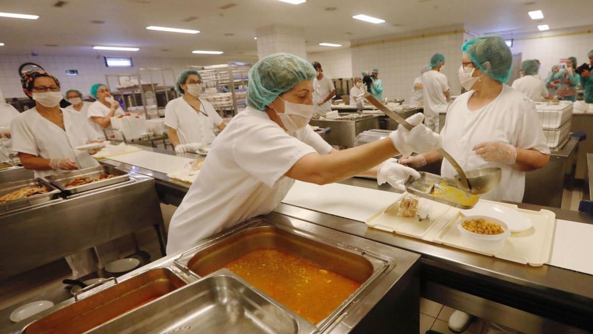 Trabajadores en la cocina del HUCA.