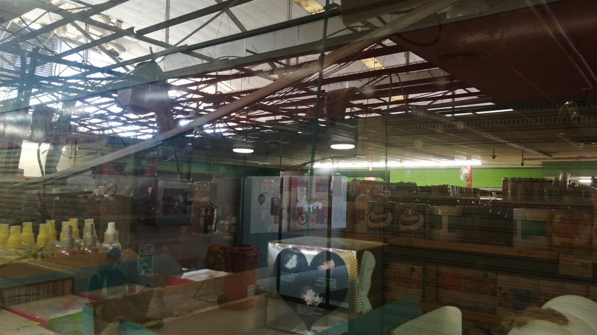 Se desploma el falso techo en un supermercado del Mercat de Llevant de Palma