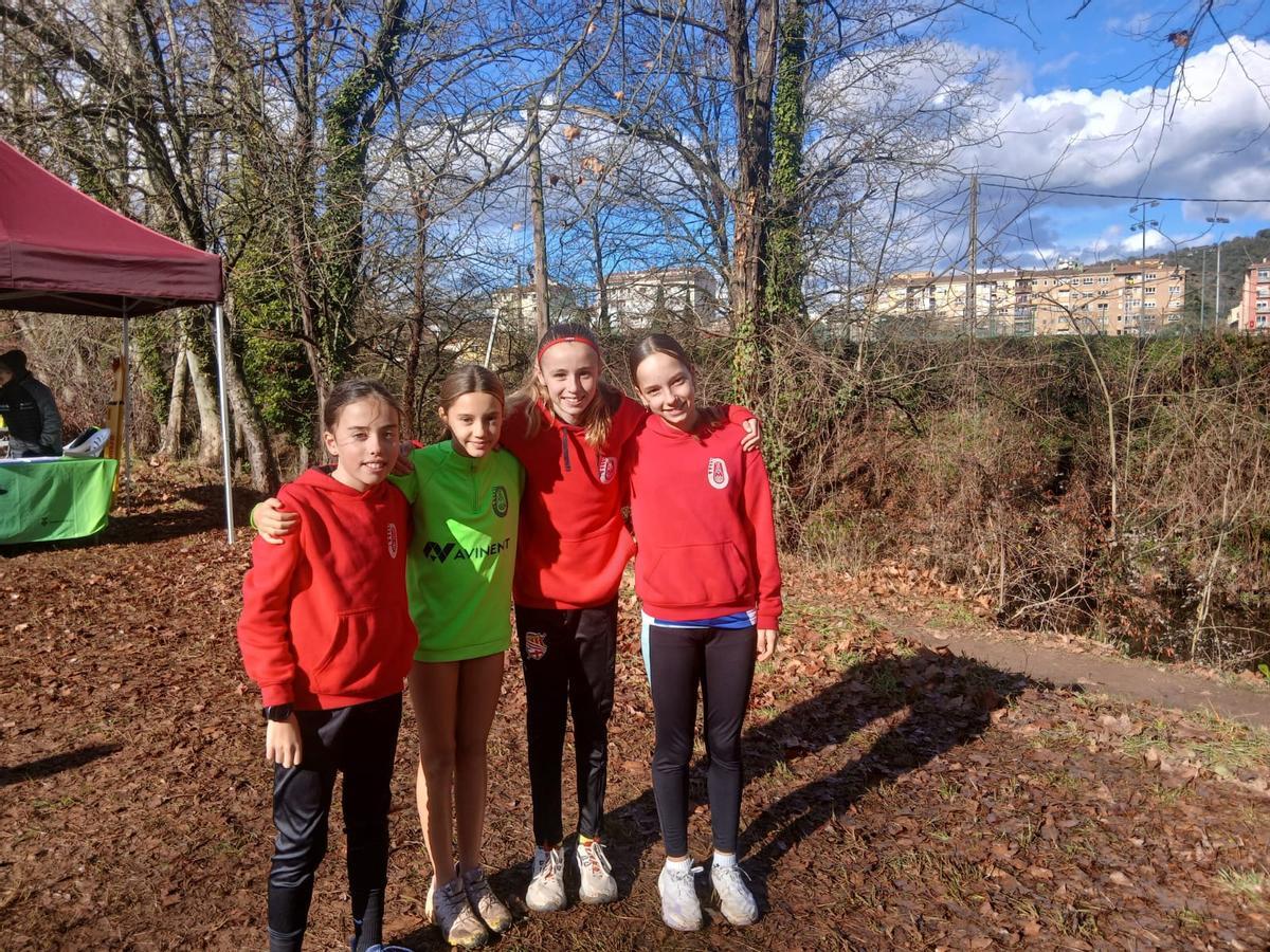 Quatre dels vuit joves atletes de l'Escola Manresana d'Atletisme que van competir