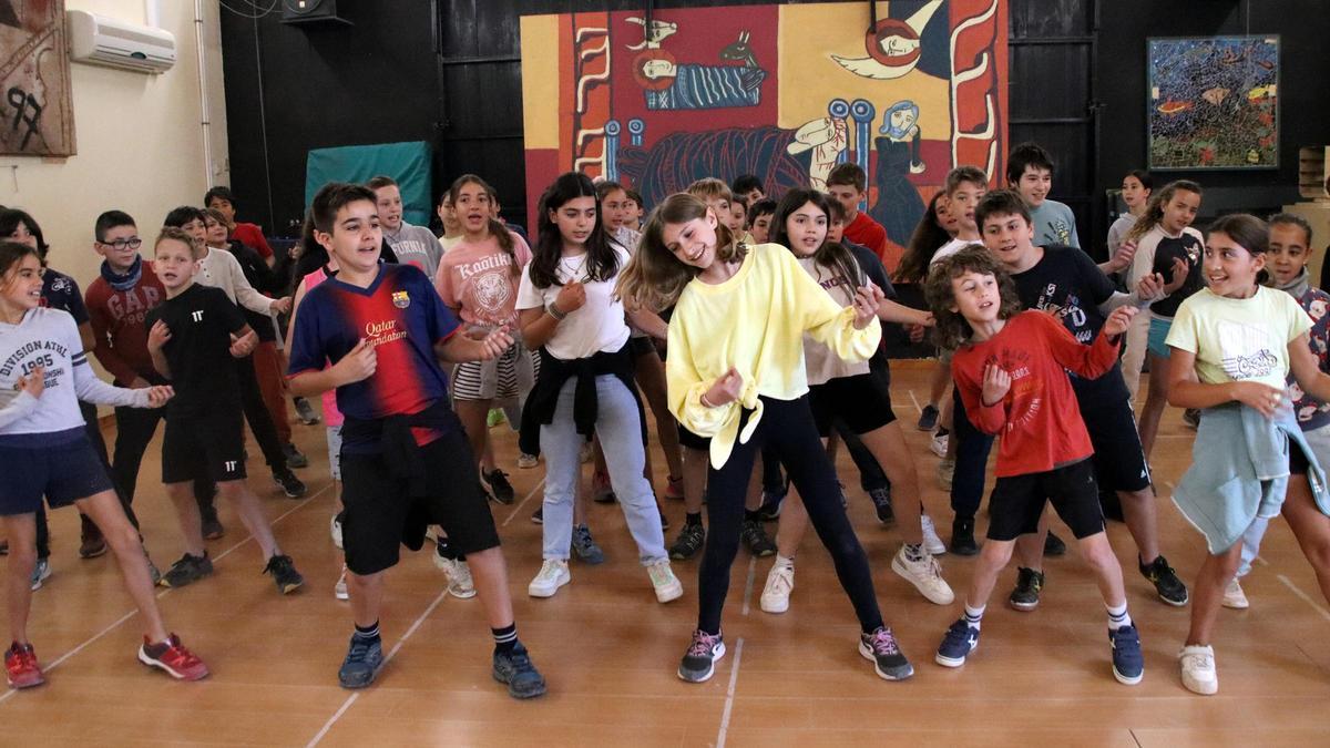 Assaig general del musical que estan presentant els alumnes de 5è i 6è de l'escola de Fonollosa i que s'estrena aquest cap de setmana