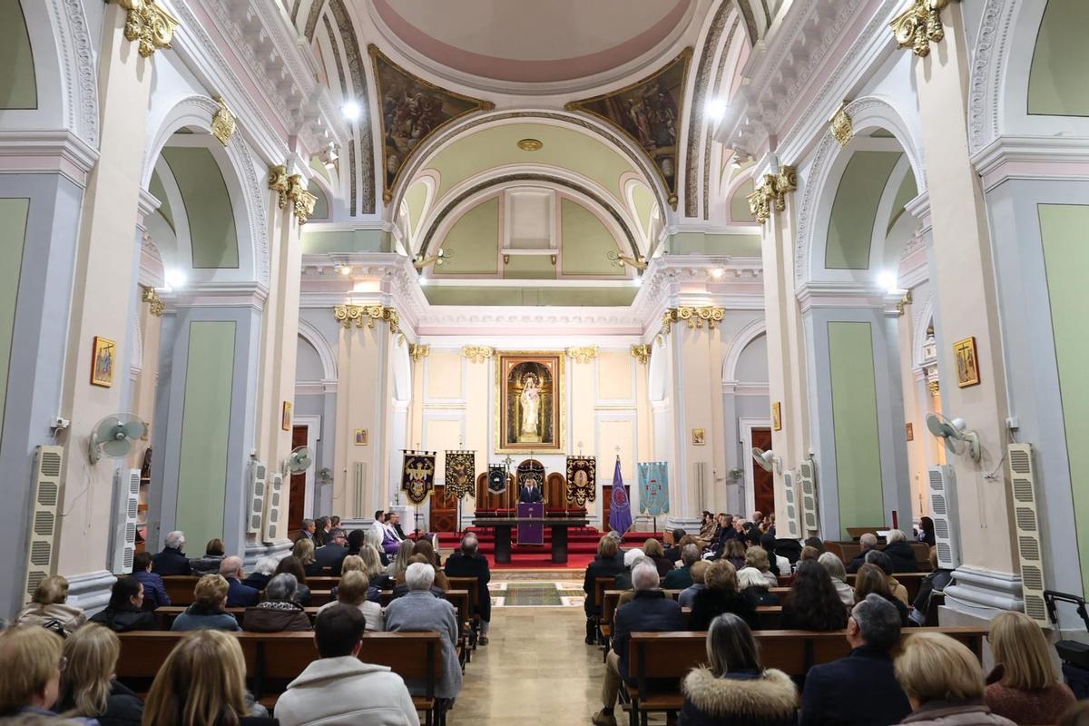 El acto solemne del pregón llena la iglesia de la Mercé en el inicio oficial de la Semana Santa.