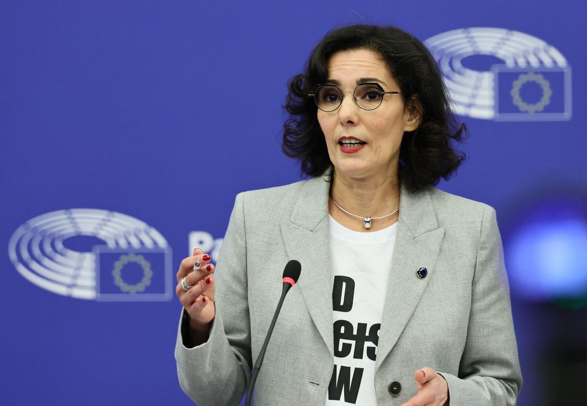 La comisaria europea de Preparación, Gestión de Crisis e Igualdad, Hadja Lahbib, habla durante una rueda de prensa en el Parlamento Europeo en Estrasburgo.