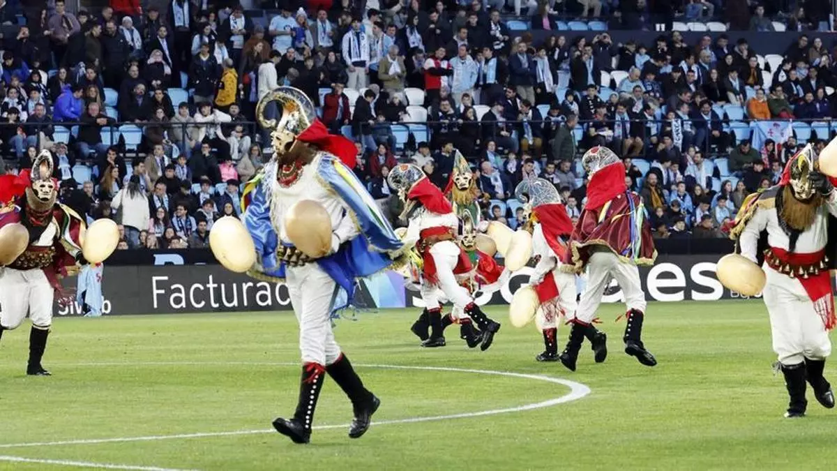 Una representación del Entroido de Xinzo de Limia como previa del partido