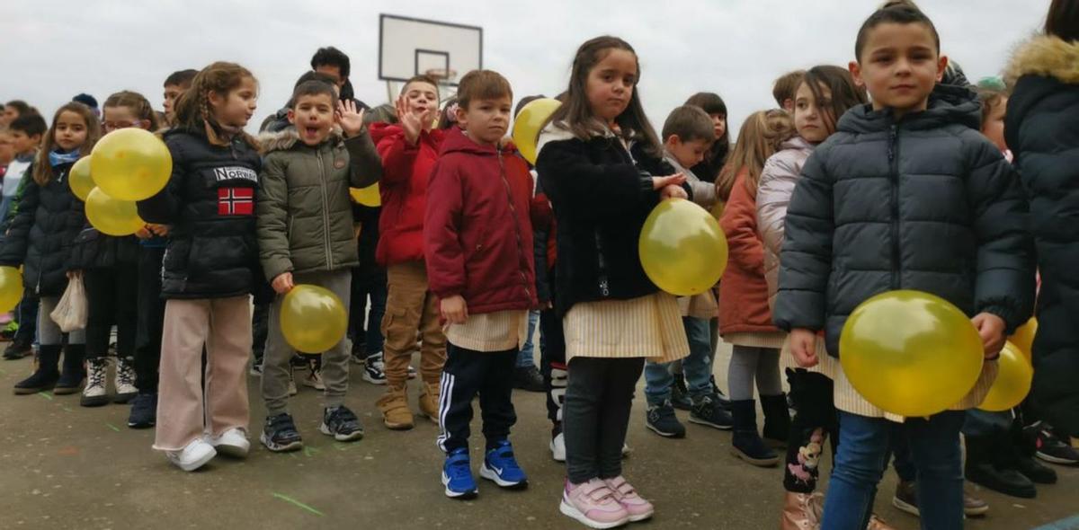 Grupos de niños preparados para el acto de apoyo a lo sniños con cáncer, en La Vega. | E. P.