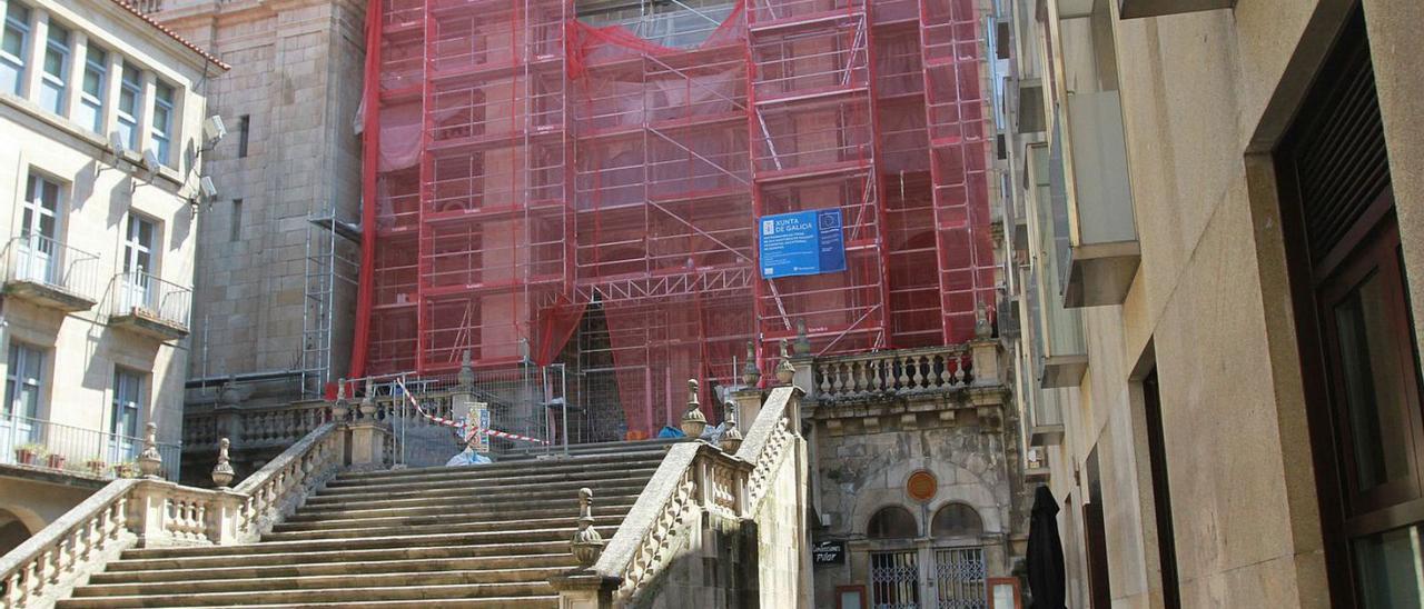Los andamios que hay que ir moviendo están ahora en la fachada oeste de la catedral. |   // IÑAKI OSORIO