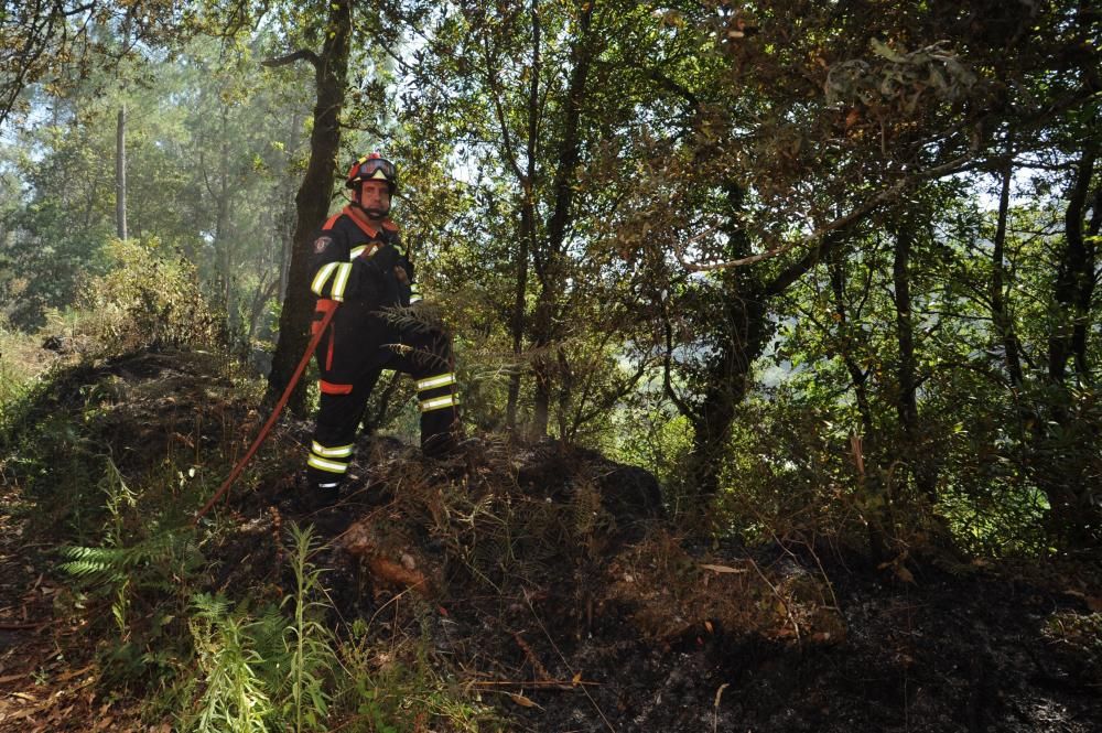 Vilagarcía lucha contra el fuego