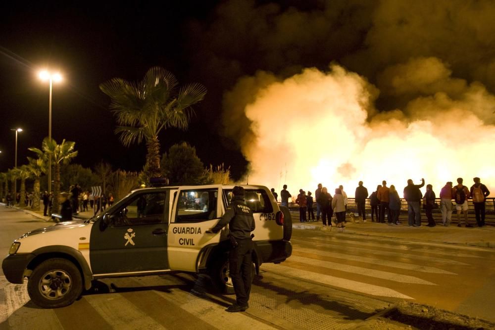 Un incendio obliga a desalojar el camping de Almenara