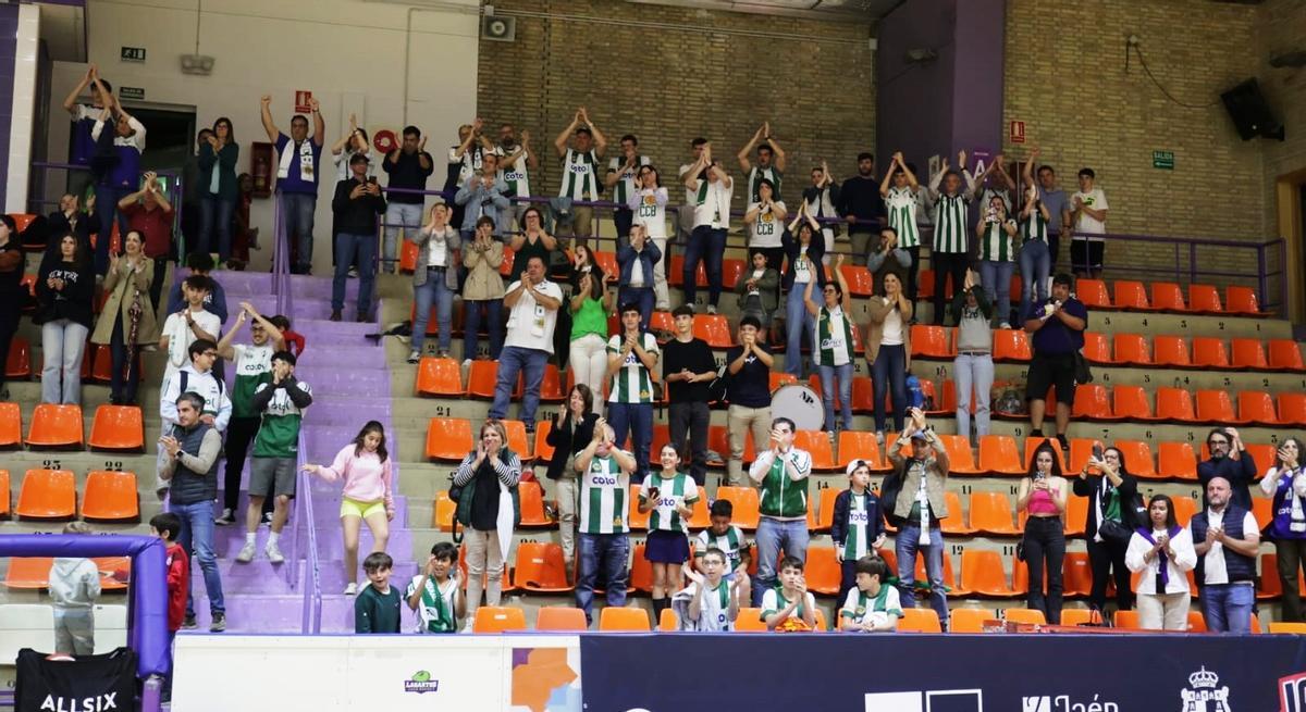Los aficionados del Coto Córdoba desplazados a Jaén celebran la victoria de su equipo.