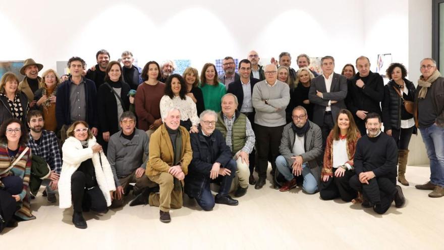 Los artistas, con los representantes políticos y de las ONG en la inauguración de ‘5 anys de Baleàrics’ en Palma. | ARTAMBB