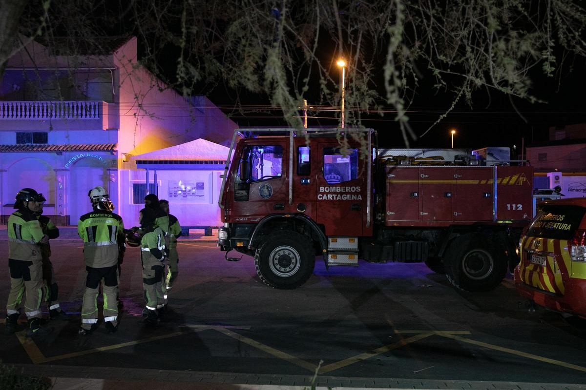 Algunos de los momentos más destacados de esta mañana en el incendio de Cabo Tiñoso. Algunos de los momentos más destacados de esta mañana en el incendio de Cabo Tiñoso.