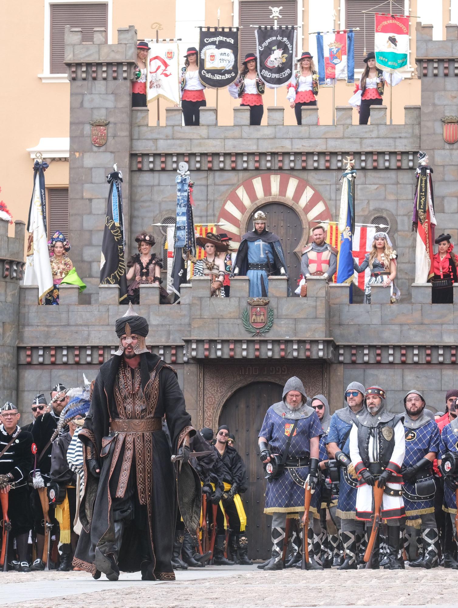 Los moros conquistan el castillo bajo la lluvia. Así ha sido la embajada mora de las fiestas de Elda