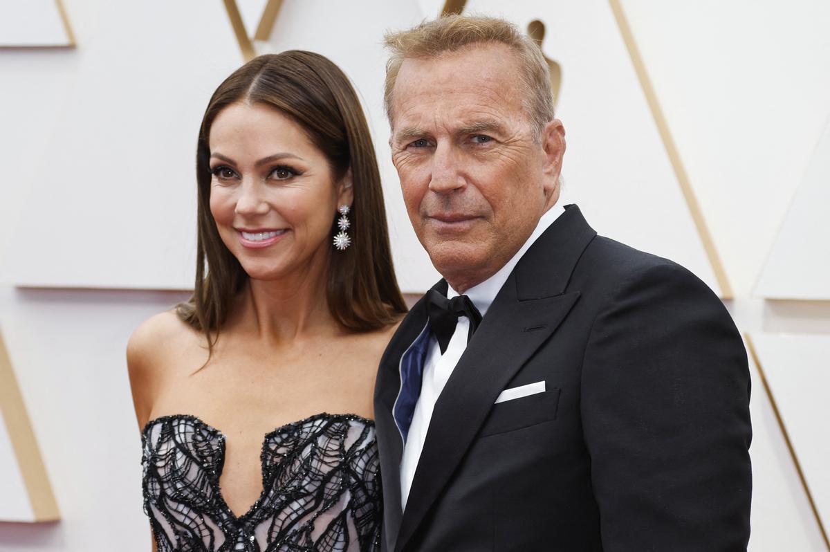 Kevin Costner y Christine Baumgartner, en la alfombra roja de los Oscars 2022