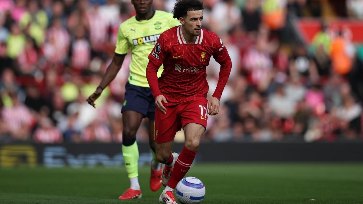 Lesley Ugochukwu of Southampton (L) in action against Curtis Jones of Liverpool (R) during the English Premier League match between Liverpool FC and Southampton FC, in Liverpool, Britain, 08 March 2025. (Reino Unido) EFE/EPA/ADAM VAUGHAN EDITORIAL USE ONLY. No use with unauthorized audio, video, data, fixture lists, club/league logos, 'live' services or NFTs. Online in-match use limited to 120 images, no video emulation. No use in betting, games or single club/league/player publications.