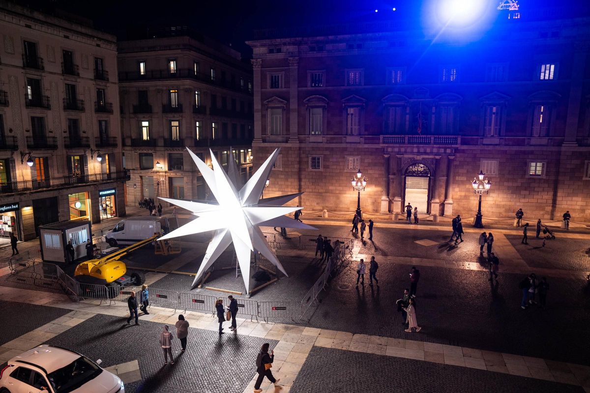 La estrella de Nadal ja ilumina la plaça Sant Jaume. Una gran estrella de luz de 20 puntas iluminará la plaza de Sant Jaume esta Navidad