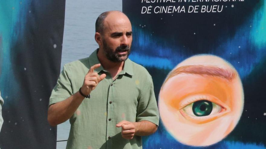Manuel Pena, ante el cartel del Festival de Cine de Bueu.   | // SANTOS ÁLVAREZ