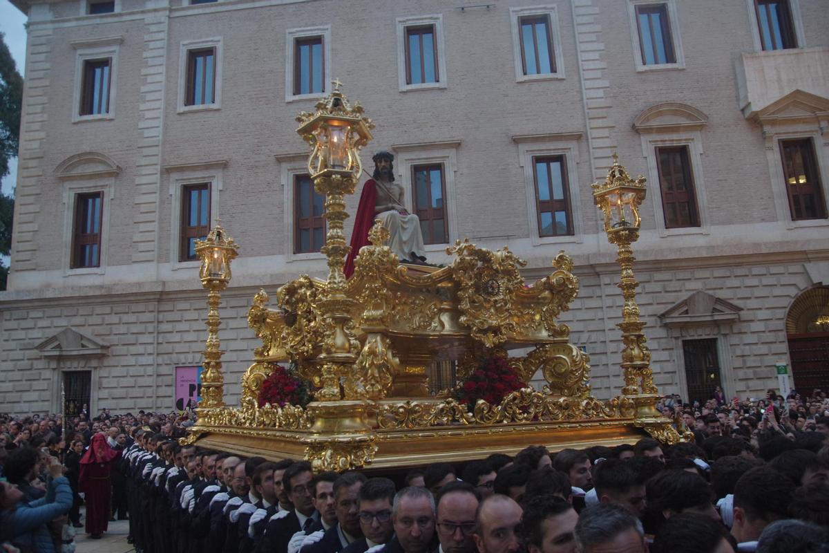 Imagen de la cofradía de Estudiantes, una de las dos únicas que procesionó este Lunes Santo de 2024.