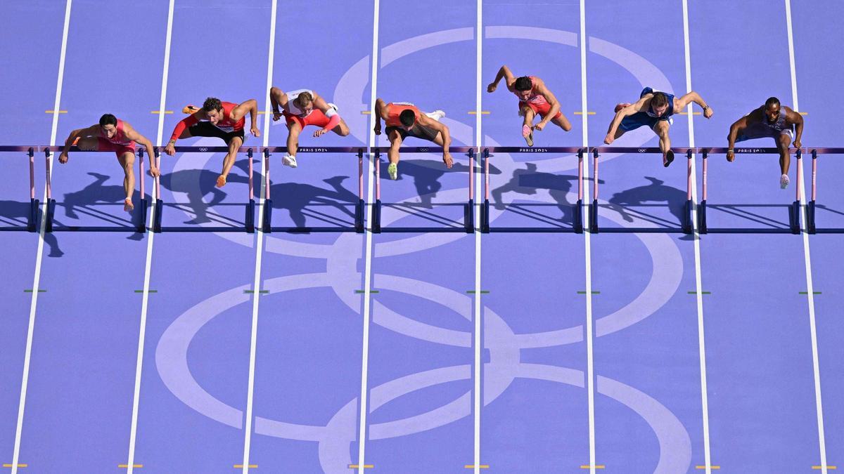 Liu Junxi de China, Enzo Diessl de Austria, Krzysztof Kiljan de Polonia, Asier Martínez de España, Craig Thorne de Canadá, Elmo Lakka de Finlandia y Freddie Crittenden de Estados Unidos durante la repesca en la prueba de los 110 m vallas en los Juegos Olímpicos de Paris 2024