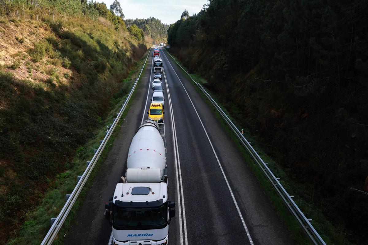Reparación de carreteras dañadas por los temporales en la comarca, esta mañana.