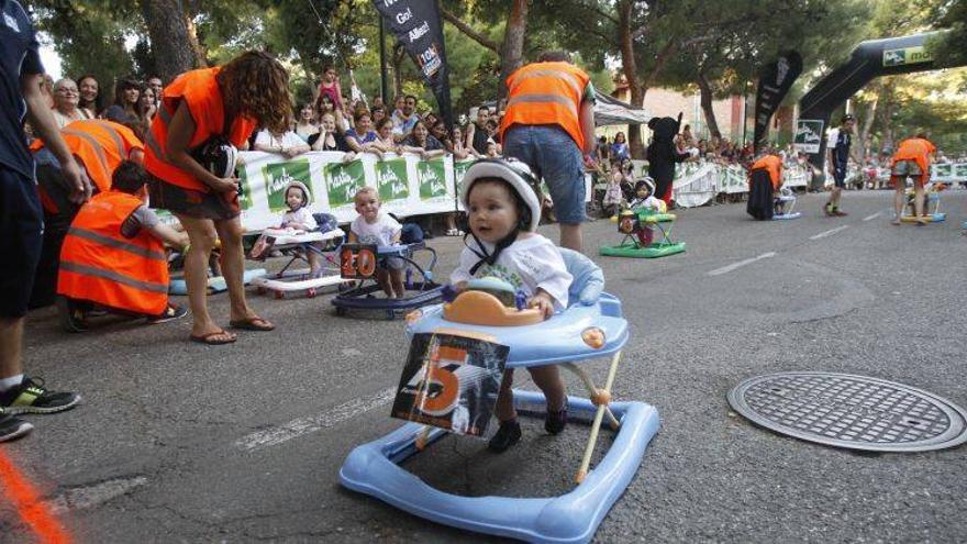 BEBÉS DEL BARRIO DISPUTAN UNA CARRERA EN TACA-TACA