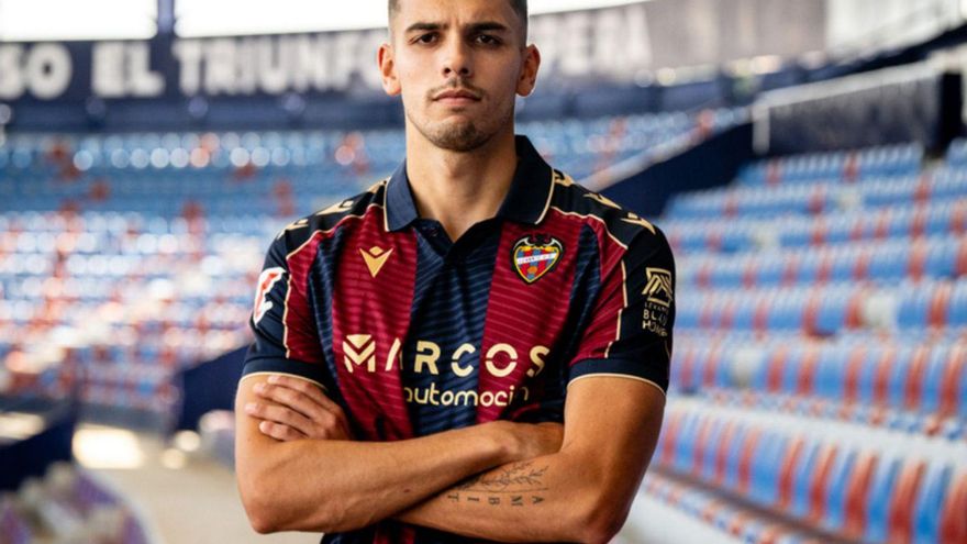 El defensor argentino Matías Moreno posó ayer con la camiseta del Levante UD en Orriols. | LEVANTE UD