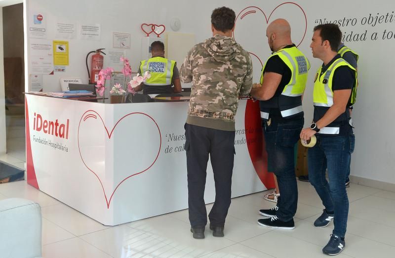 19/07/2018 LAS PALMAS DE GRAN CANARIA. Desahucio e incautación de historiales en la clínica de iDental. SANTI BLANCO  | 19/07/2018 | Fotógrafo: Santi Blanco